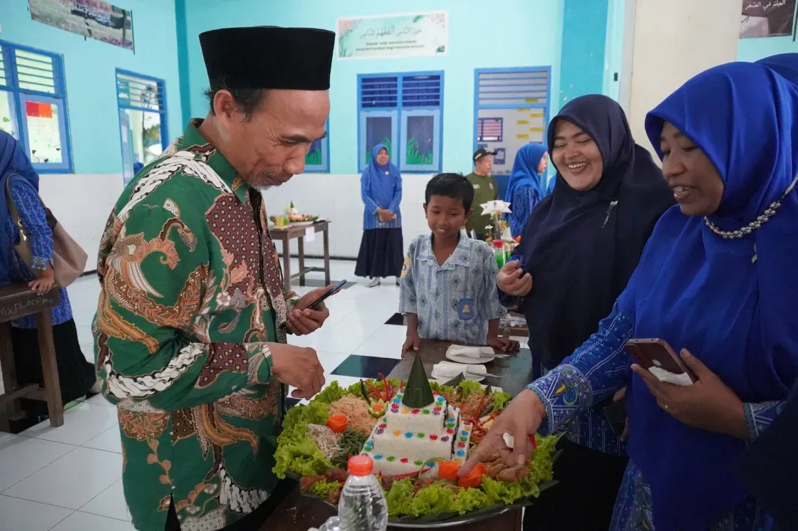 Mudlir Pondok ikut Mencicipi Ambeng
